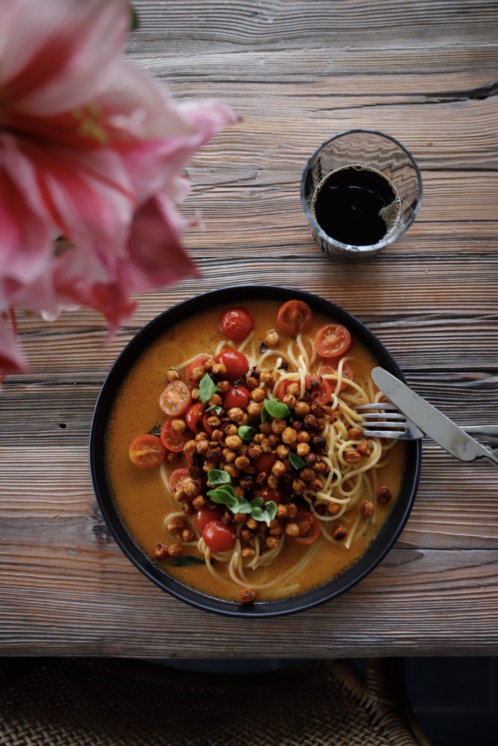 Läs mer om artikeln Kokospasta med rostade kikärtor och ljummen tomatsallad