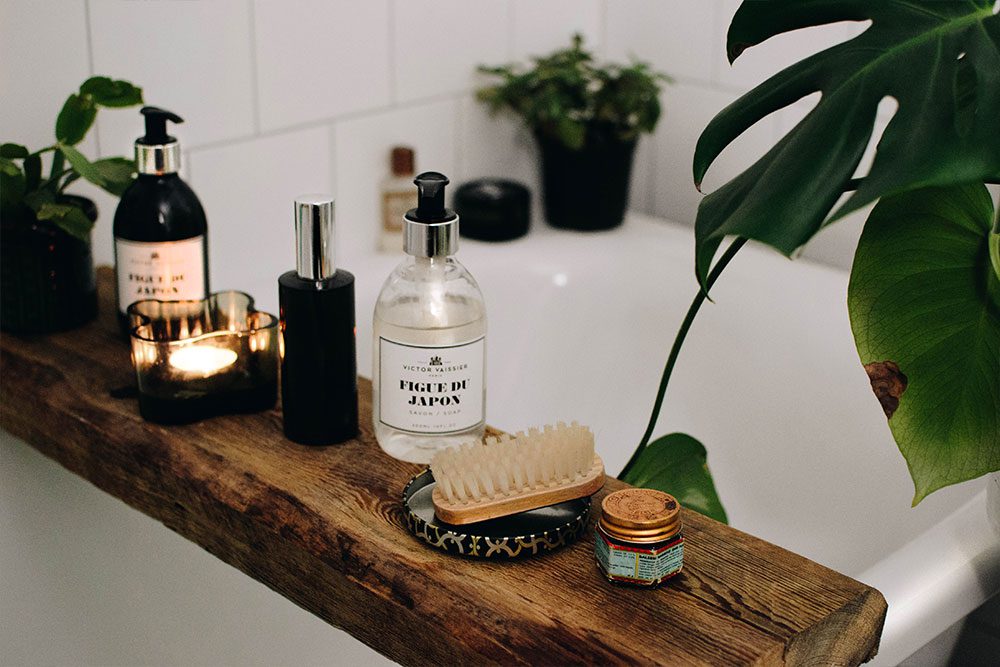 plathuset diy badrum badkar bricka hylla trä3 Lovely Life