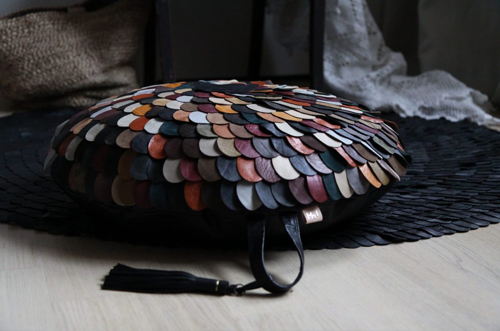 plathuset gotlandska formogor Amalia Hildur2John designer kuddar produktbild3 Lovely Life