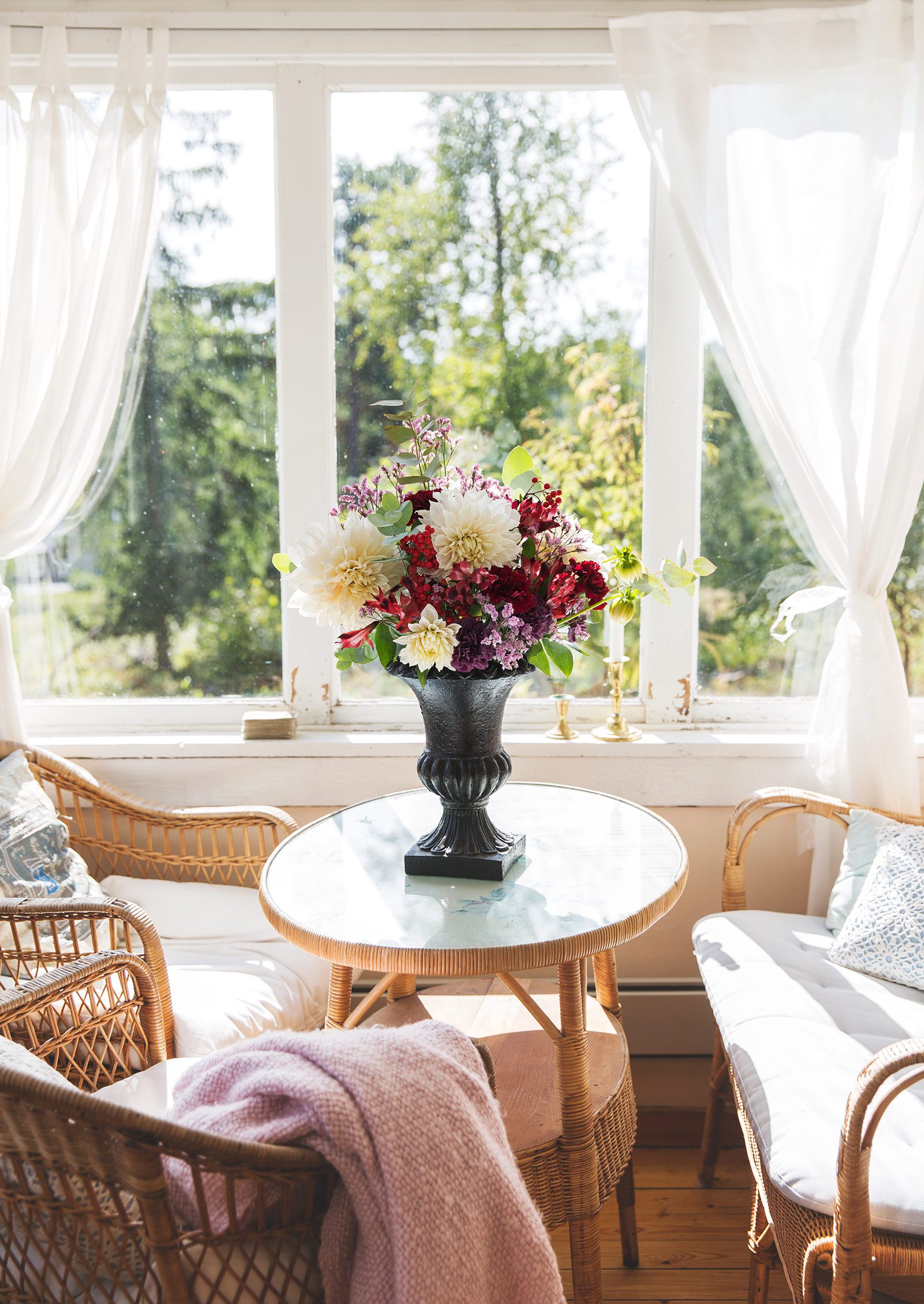 Läs mer om artikeln Min fredagsbukett med dahila, alstromeria och rönnbär