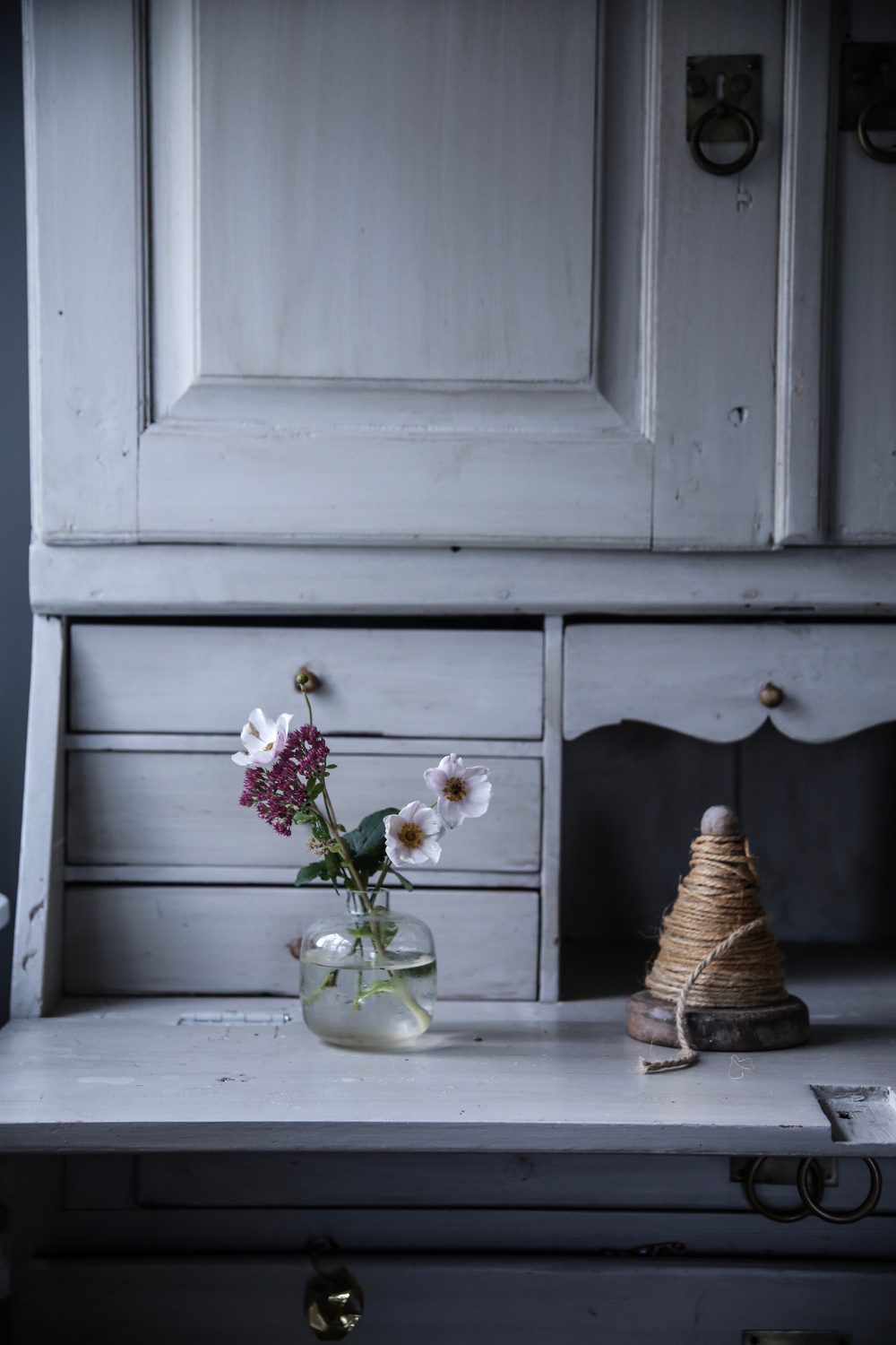 Läs mer om artikeln HÖSTBLOMMOR OCH DRÖMSKÅP