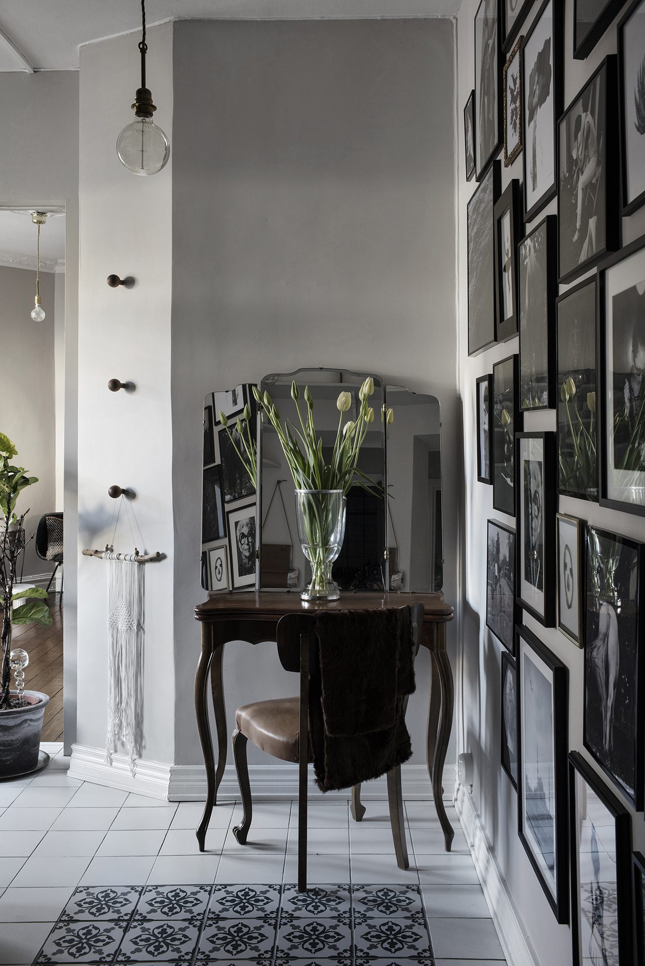 Läs mer om artikeln En helt magisk lägenhet i Paris-bohemisk stil