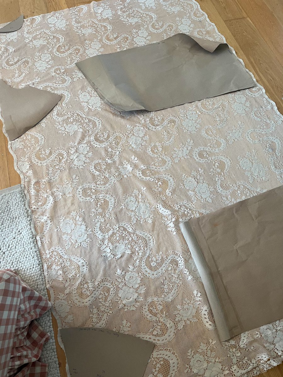 3B8A6A08 F741 498A 93CC A6A3B3E6D03B Syr och stylar en bröllopsoutfit av en gardin