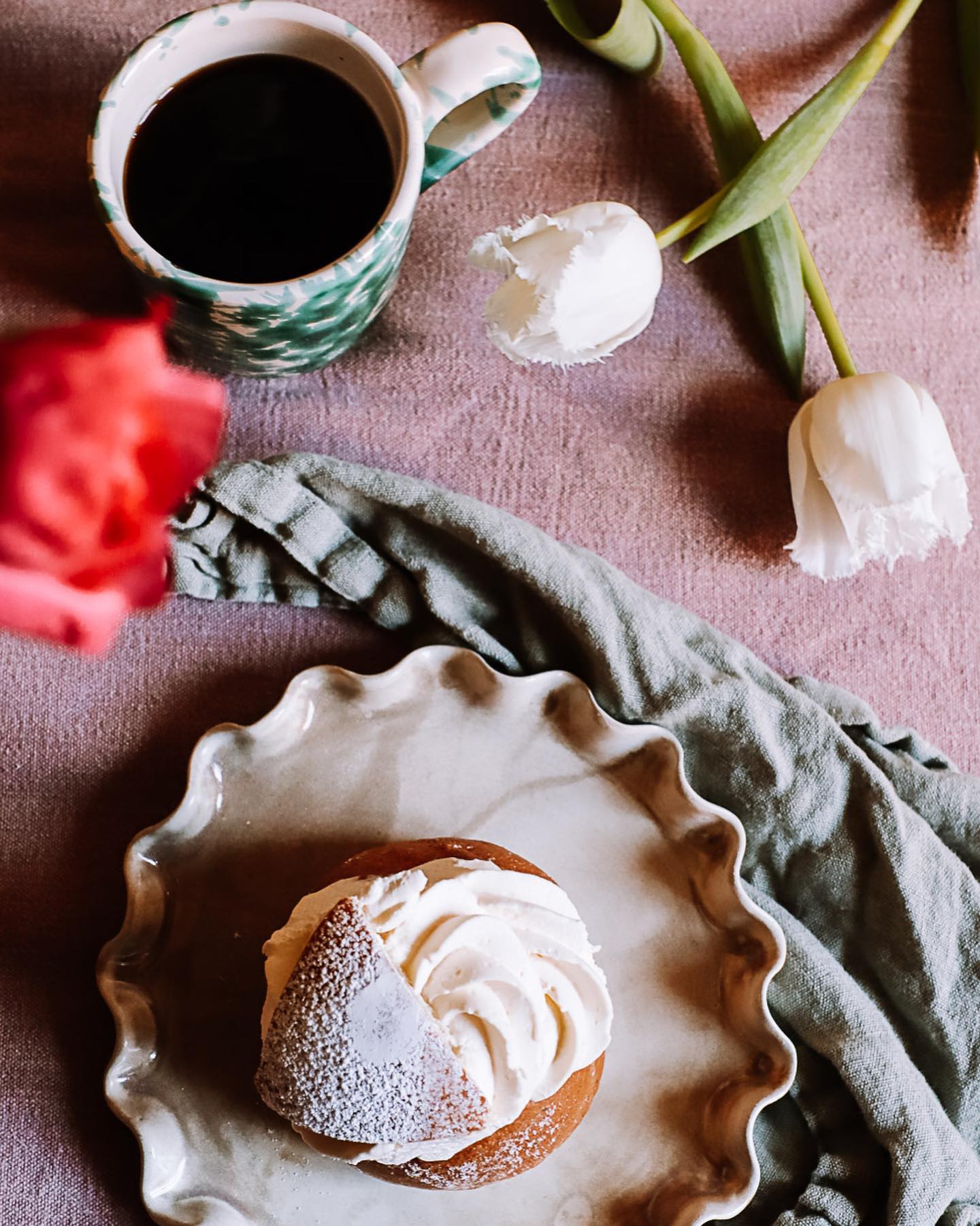 selma med kaffe och tulpaner