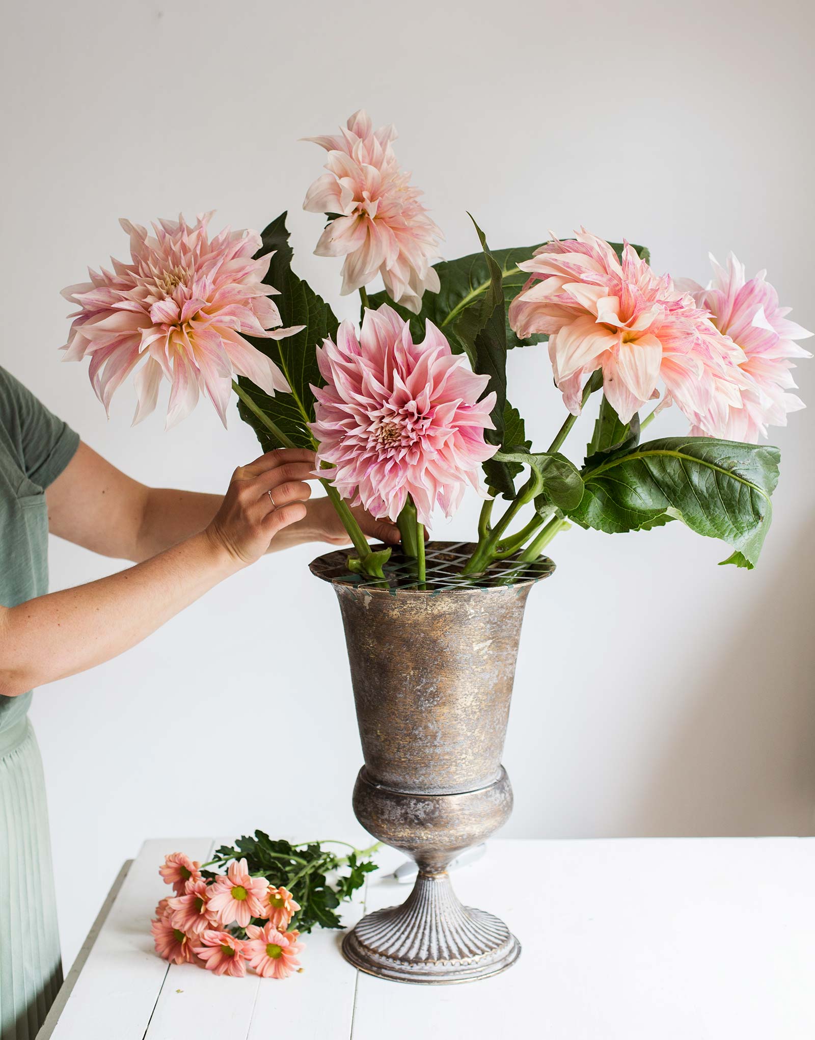 Augustibuketten steg 4c 1 DIY - gör en vacker blomsterdekoration med tejpmetoden