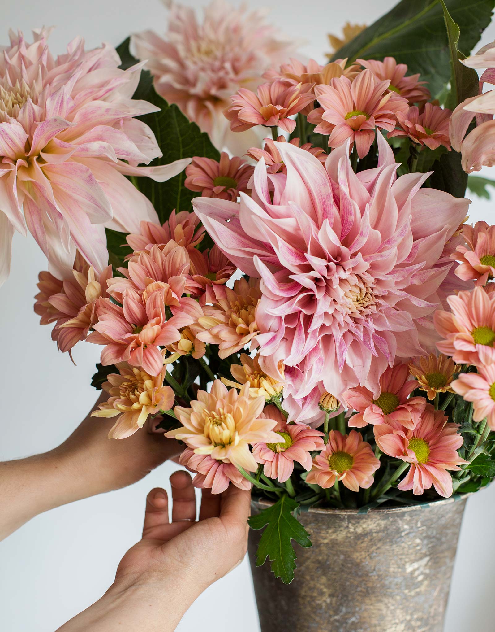 Augustibuketten steg 5 DIY - gör en vacker blomsterdekoration med tejpmetoden