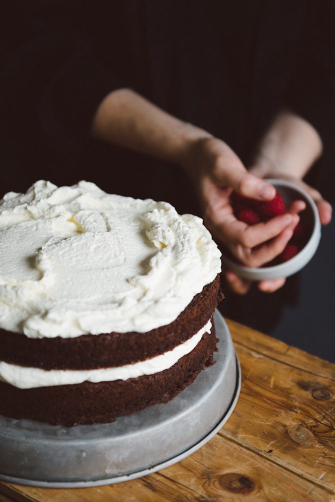 Läs mer om artikeln Chocolate cake with cream and raspberries