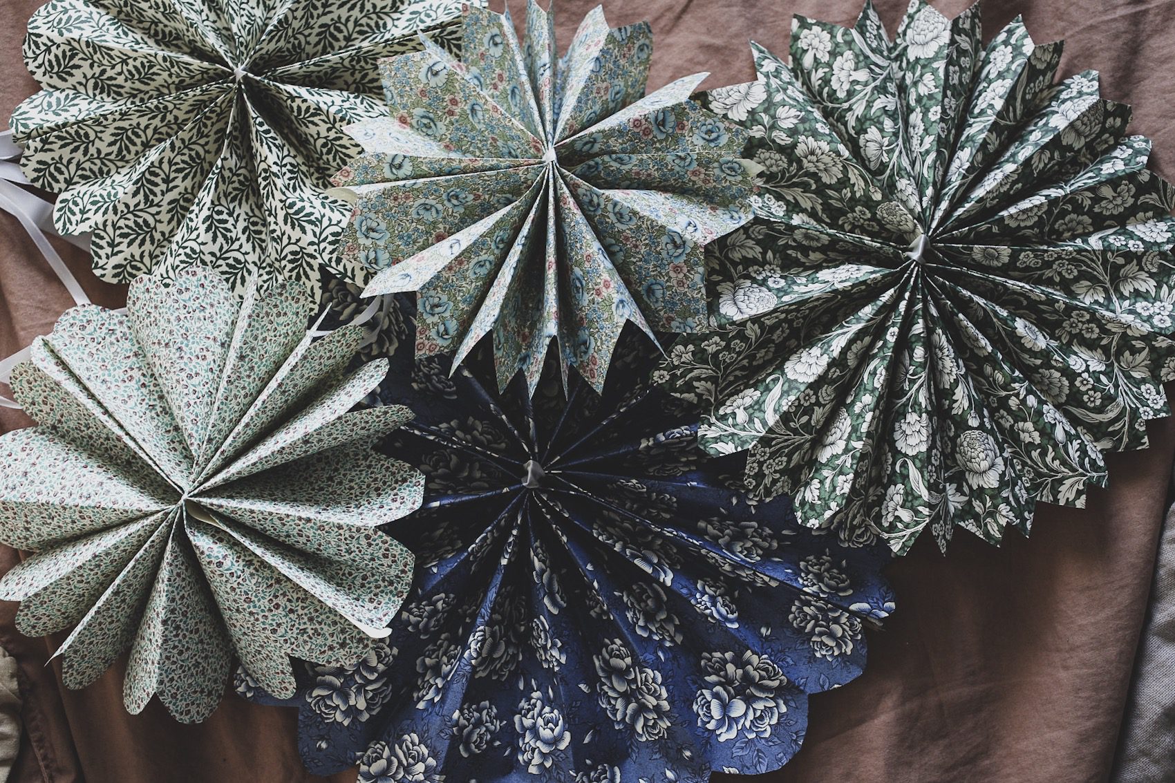 Läs mer om artikeln DIY: vik en vacker julstjärna i papper eller tapet