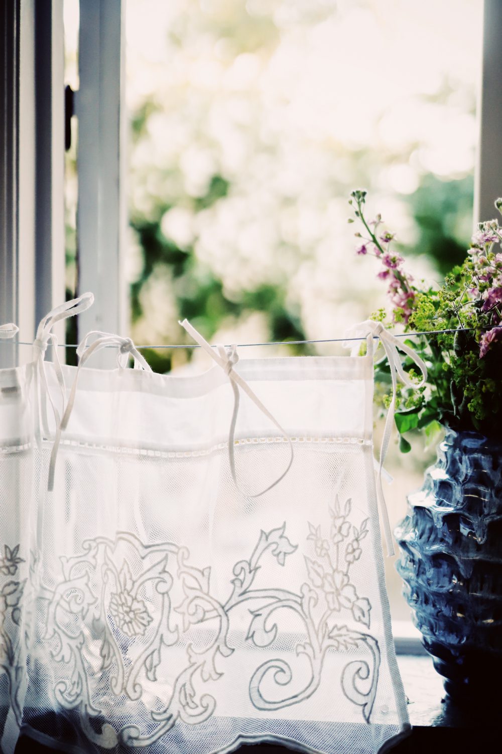 Gardin 1 Det fladdrar till i en fransk gardin