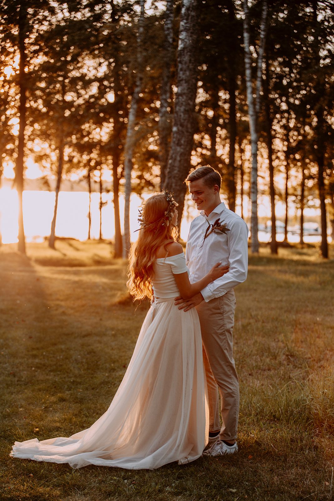 IMG 0264 websize Bröllopsporträtt i solnedgång med beige tyllkjol
