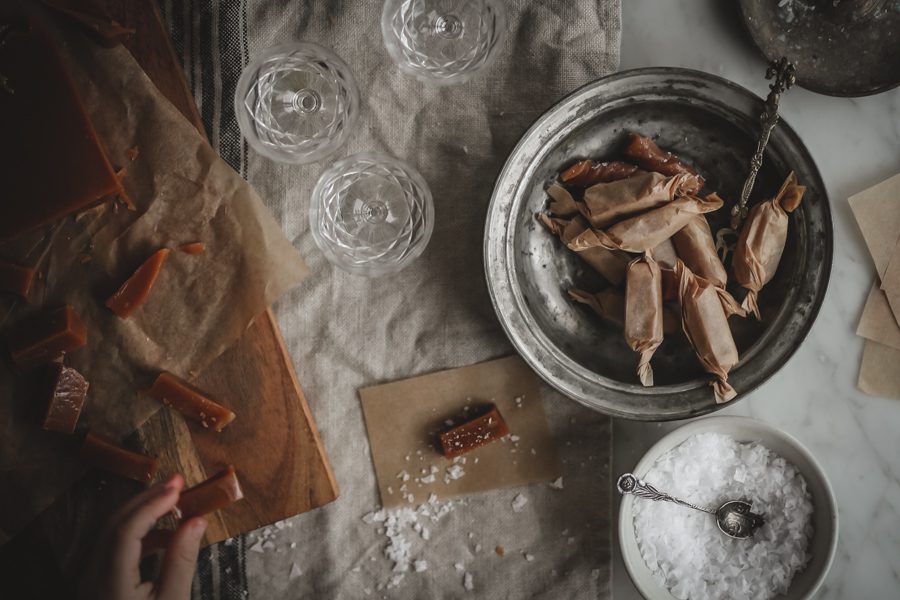 Läs mer om artikeln Brynt smörkola med flingsalt