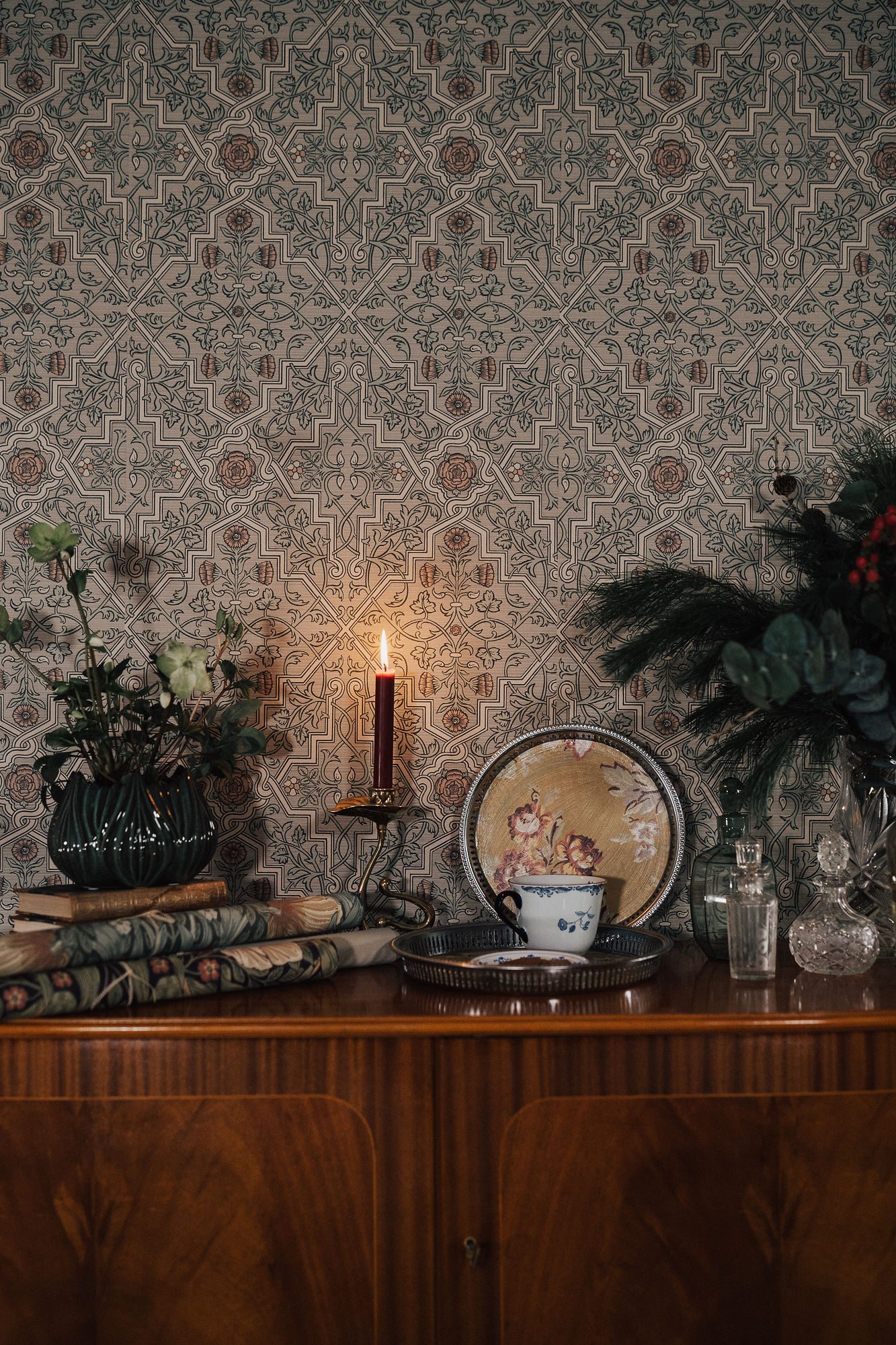 Läs mer om artikeln DIY med Linda & Louise; Gör en tjusig julklapp av en vintagebricka och tapetstuvar