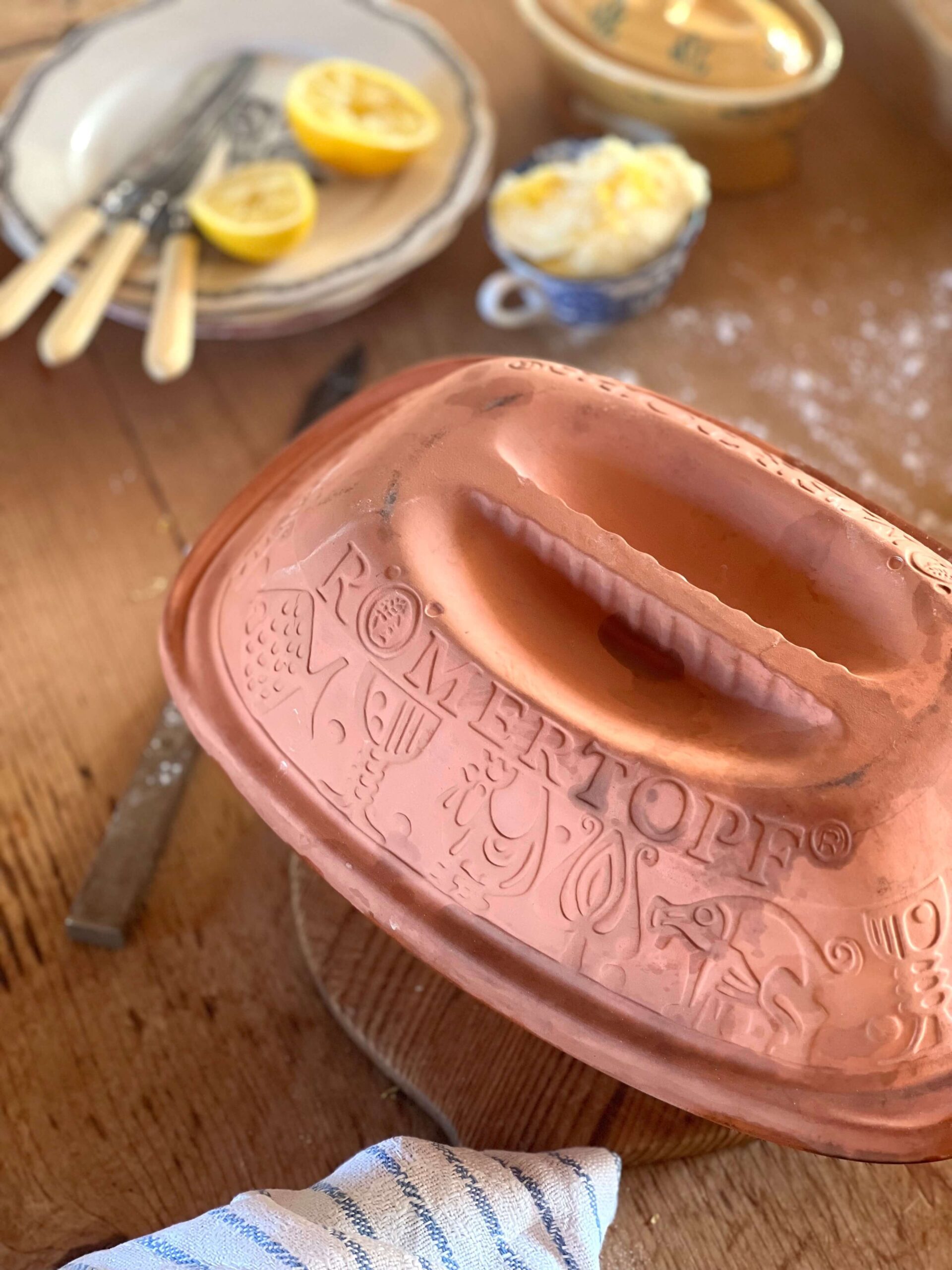 Römertopf copy scaled Lergrytebröd med syrligt citronsmör!