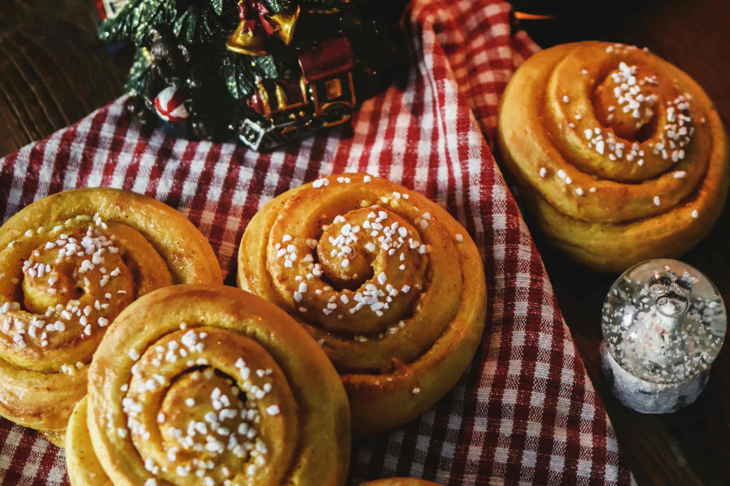 Läs mer om artikeln Julbaket är igång: Saffransbullar med saffranskräm