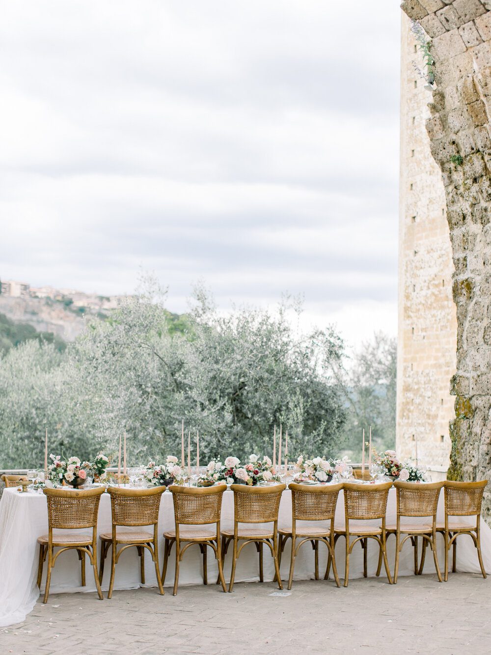 bordsdukningbrölloputomhus 2 Inspiration till dukning i ljusa toner