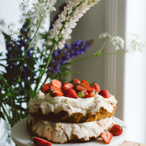Från arkivet: Midsommartårta med maräng och jordgubb