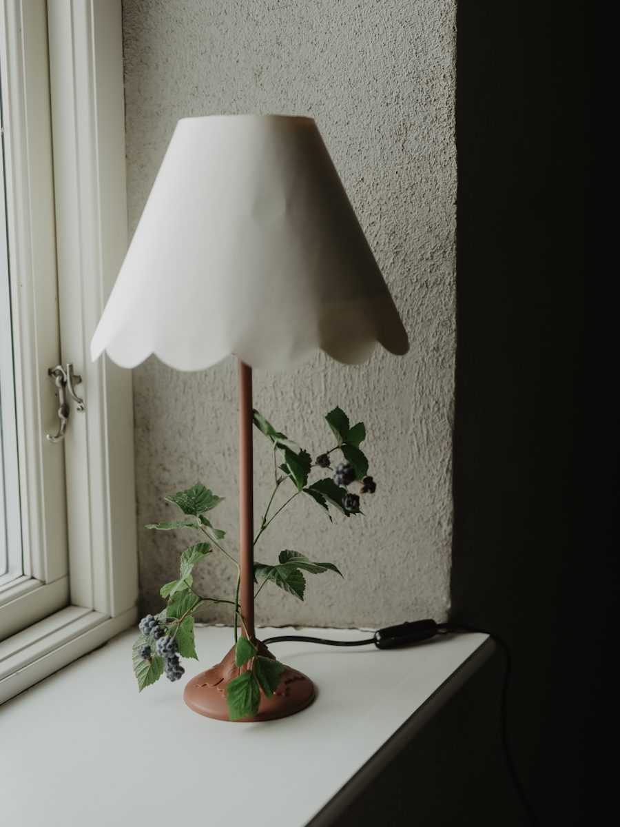 lampfot handgjord unik linnea ahslten lundgren rostrod blomsterlampa2025 01 Mina handgjorda blomsterlampor