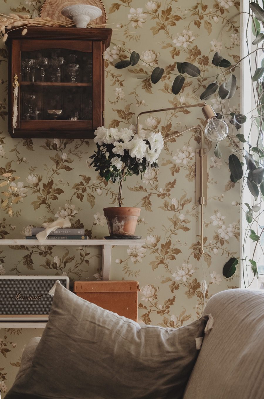 linnea vardagsrum blomslinga borastapeter Ny DIY-lampskärm i vardagsrummet