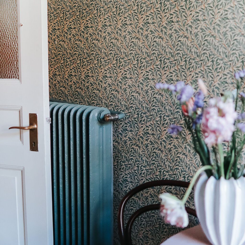 ett element och en vas blommor