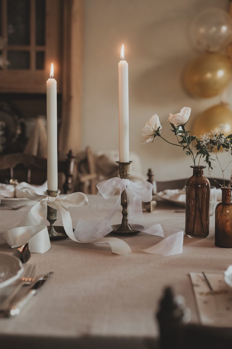 new years 2025 2026 tablesetting bow linnea ahlsten lundgren01 Nyårsdukning för 2026 - rosetter, guld och krämvitt