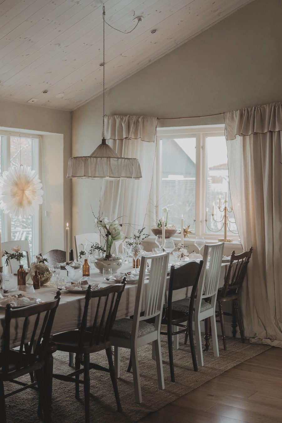 new years 2025 2026 tablesetting bow linnea ahlsten lundgren02 Nyårsdukning för 2026 - rosetter, guld och krämvitt