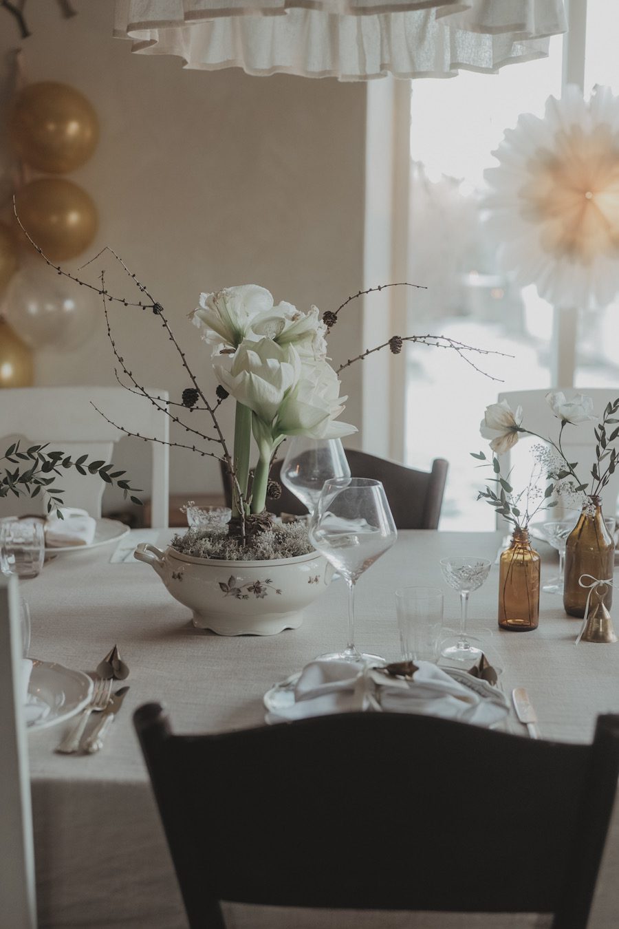 new years 2025 2026 tablesetting bow linnea ahlsten lundgren03 Nyårsdukning för 2026 - rosetter, guld och krämvitt