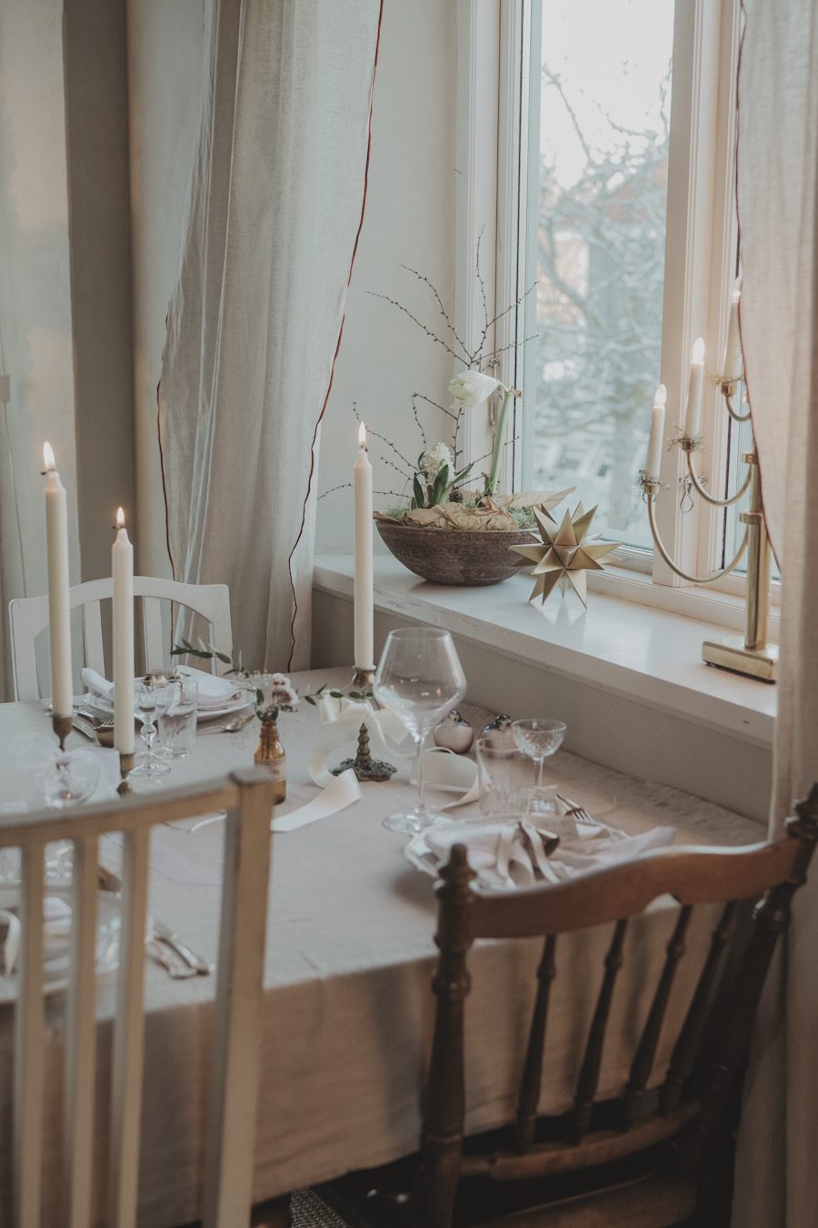 new years 2025 2026 tablesetting bow linnea ahlsten lundgren04 Nyårsdukning för 2026 - rosetter, guld och krämvitt