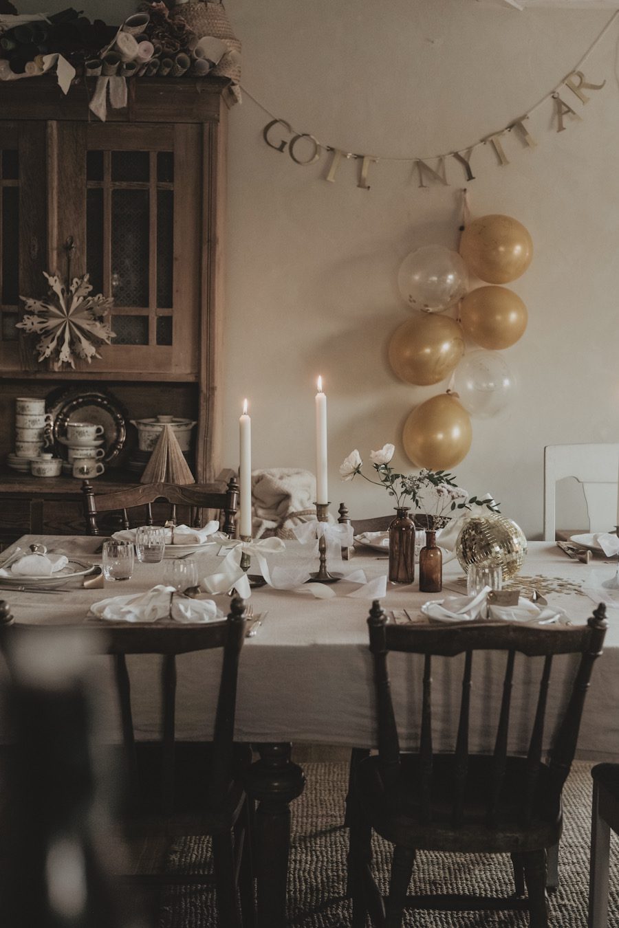 new years 2025 2026 tablesetting bow linnea ahlsten lundgren07 Nyårsdukning för 2026 - rosetter, guld och krämvitt