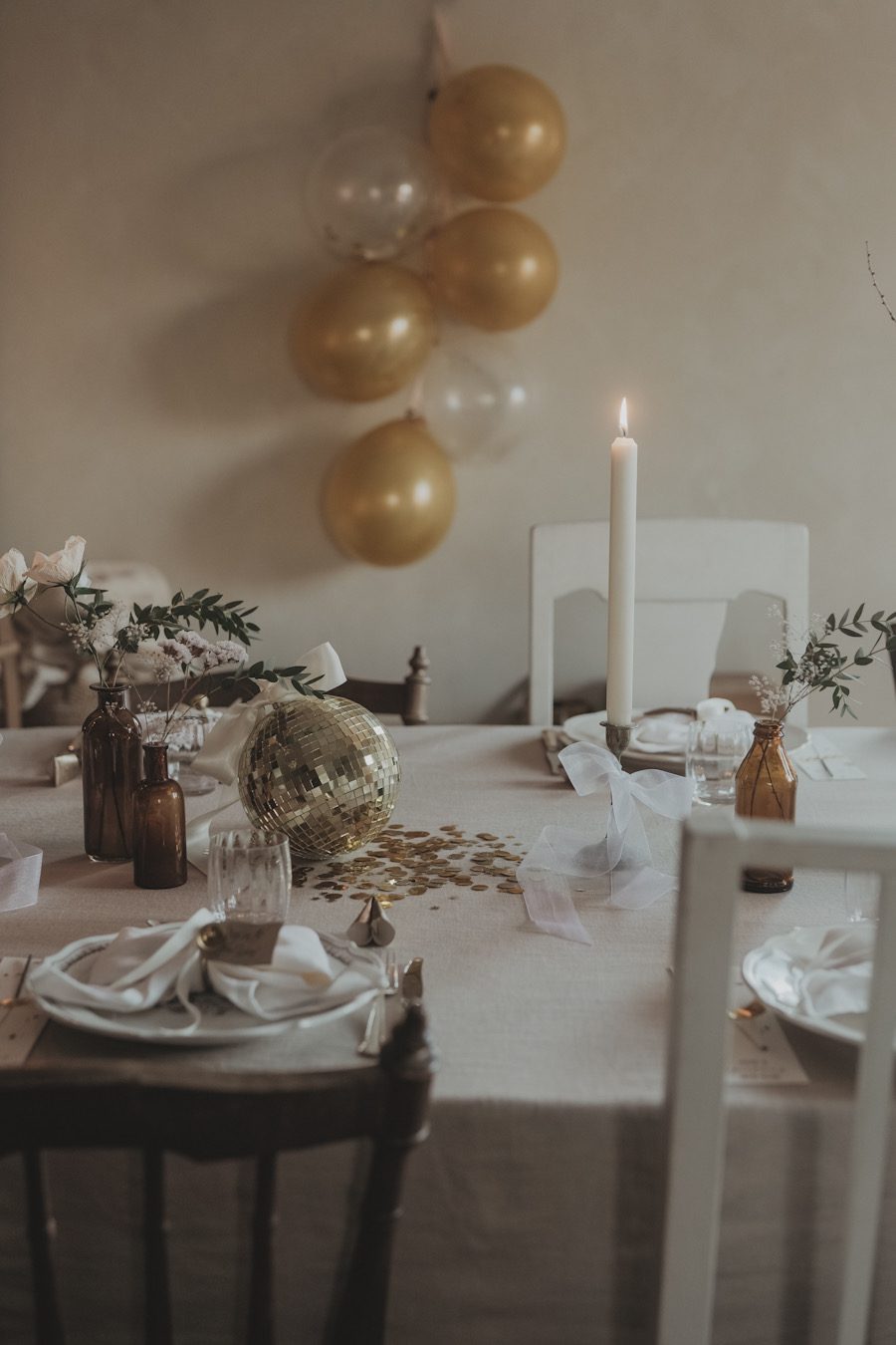 new years 2025 2026 tablesetting bow linnea ahlsten lundgren09 Nyårsdukning för 2026 - rosetter, guld och krämvitt