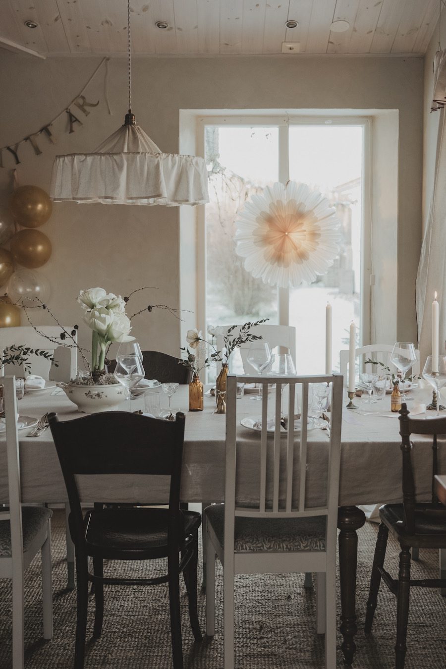 new years 2025 2026 tablesetting bow linnea ahlsten lundgren11 Nyårsdukning för 2026 - rosetter, guld och krämvitt