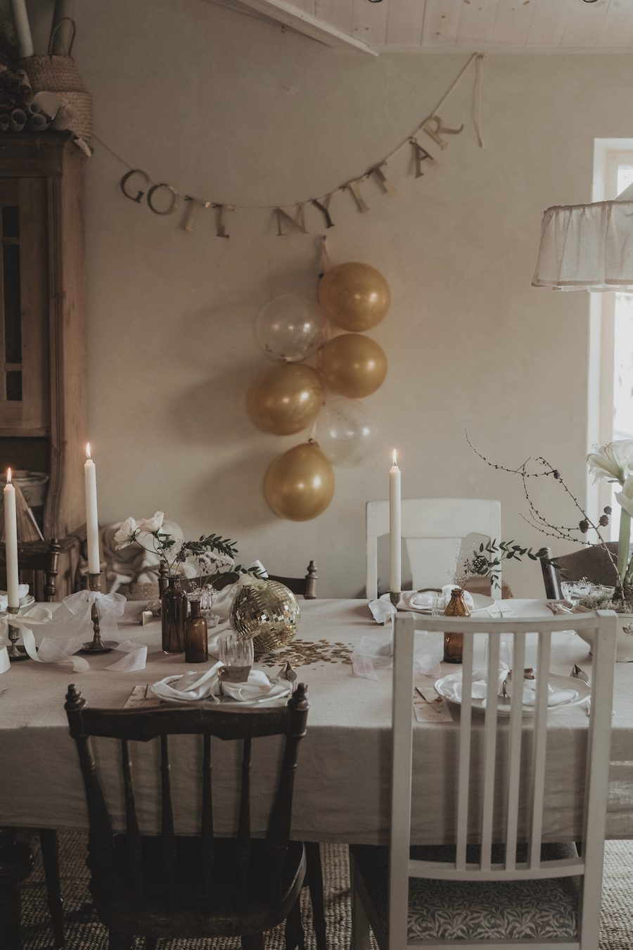 new years 2025 2026 tablesetting bow linnea ahlsten lundgren13 Nyårsdukning för 2026 - rosetter, guld och krämvitt