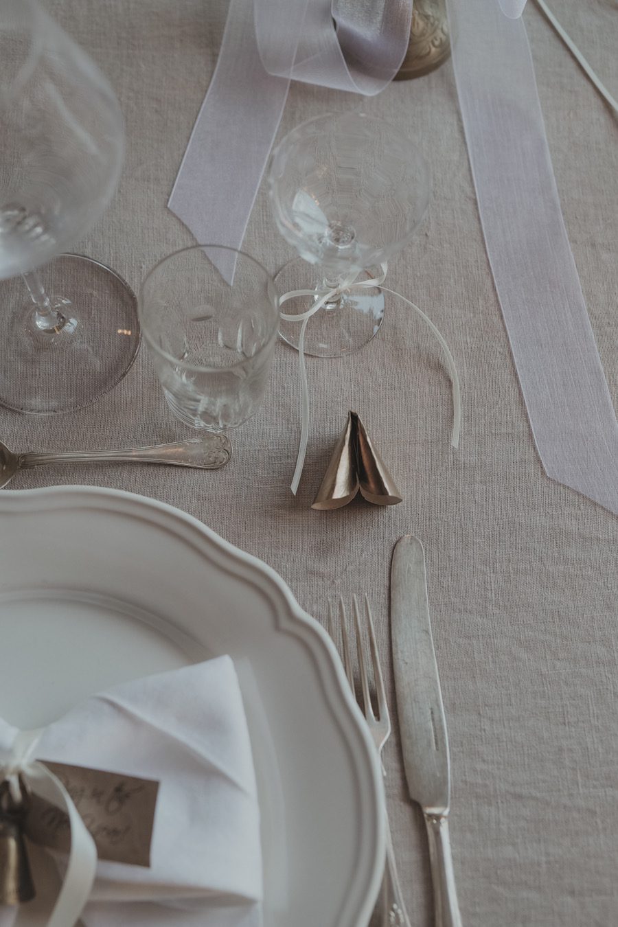 new years 2025 2026 tablesetting bow luckycake linnea ahlsten lundgren01 Nyårsdukning för 2026 - rosetter, guld och krämvitt