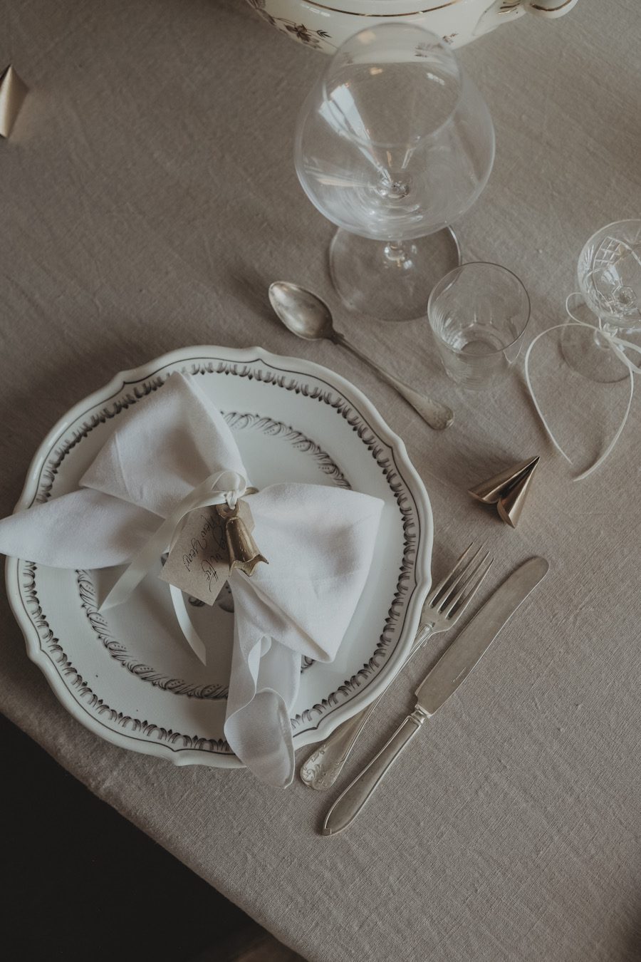 new years 2025 2026 tablesetting bow napkin linnea ahlsten lundgren05 Nyårsdukning för 2026 - rosetter, guld och krämvitt