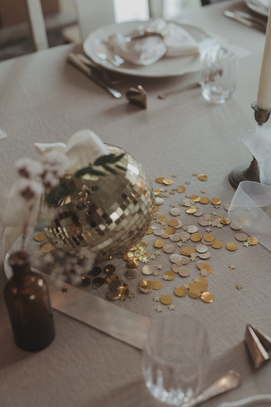 new years discoball gold 2025 2026 tablesetting bow linnea ahlsten lundgren01 Nyårsdukning för 2026 - rosetter, guld och krämvitt