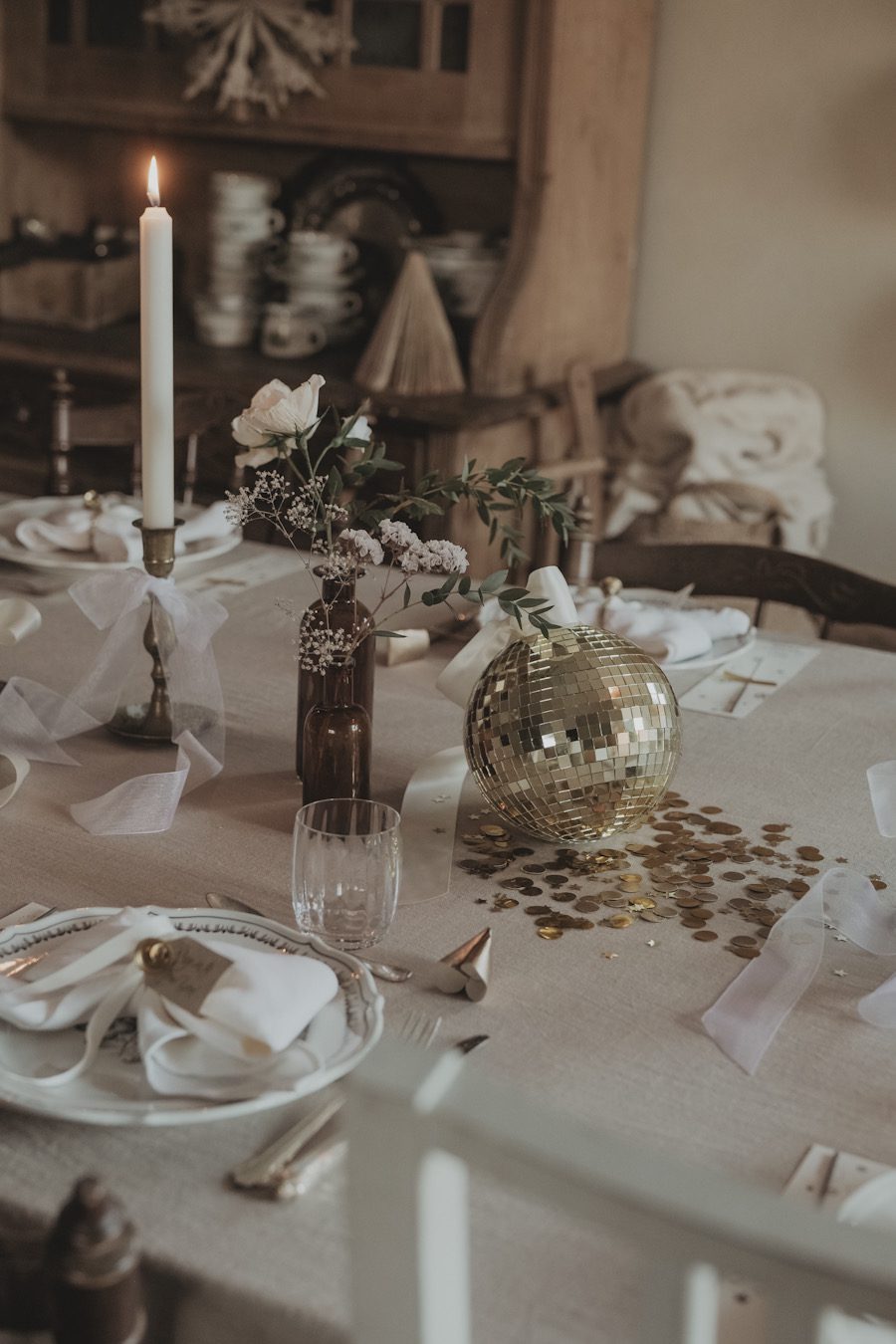 new years discoball gold 2025 2026 tablesetting bow linnea ahlsten lundgren03 Nyårsdukning för 2026 - rosetter, guld och krämvitt