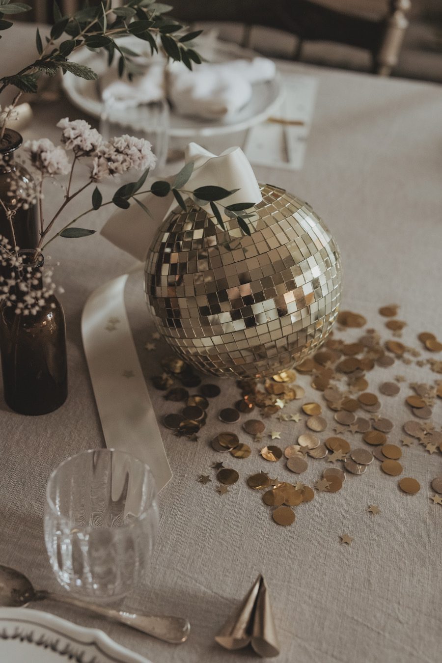 new years discoball gold 2025 2026 tablesetting bow linnea ahlsten lundgren04 Nyårsdukning för 2026 - rosetter, guld och krämvitt