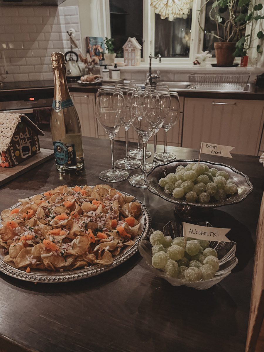 new years food 2025 2025 tablesetting linnea ahlsten lundgren04 Nyårsdukning för 2026 - rosetter, guld och krämvitt