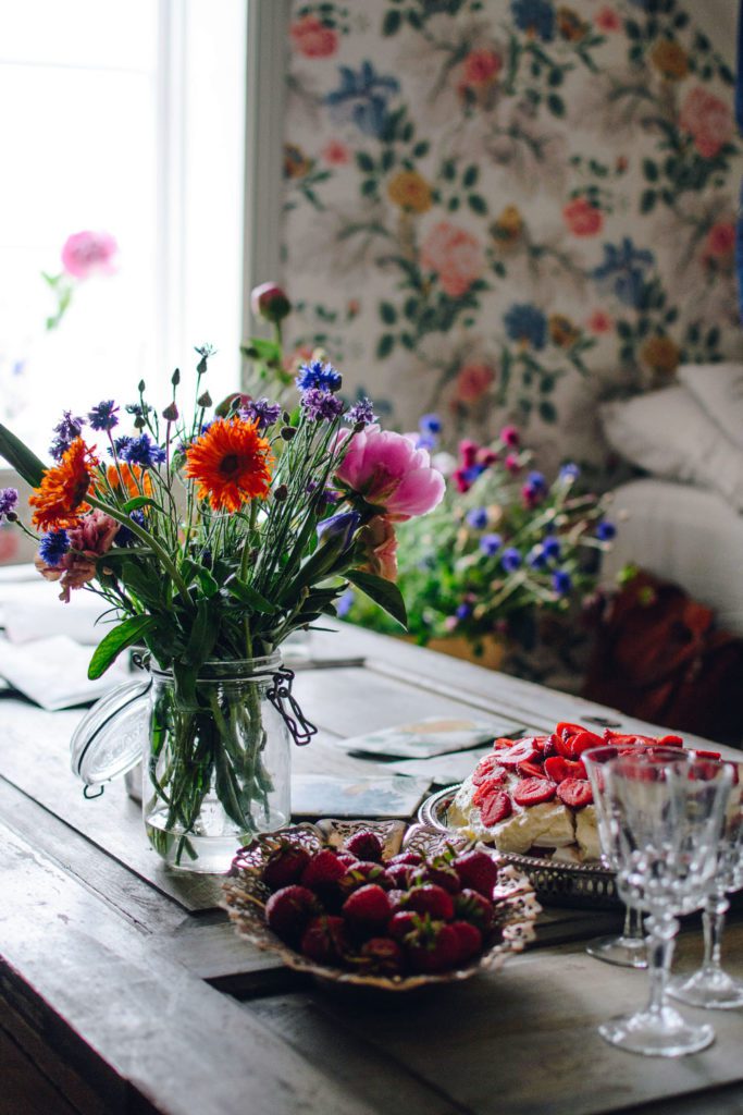 plathuset gotland borastapeter emma sundh tapetfest torp tapet carnation garden2 Lovely Life