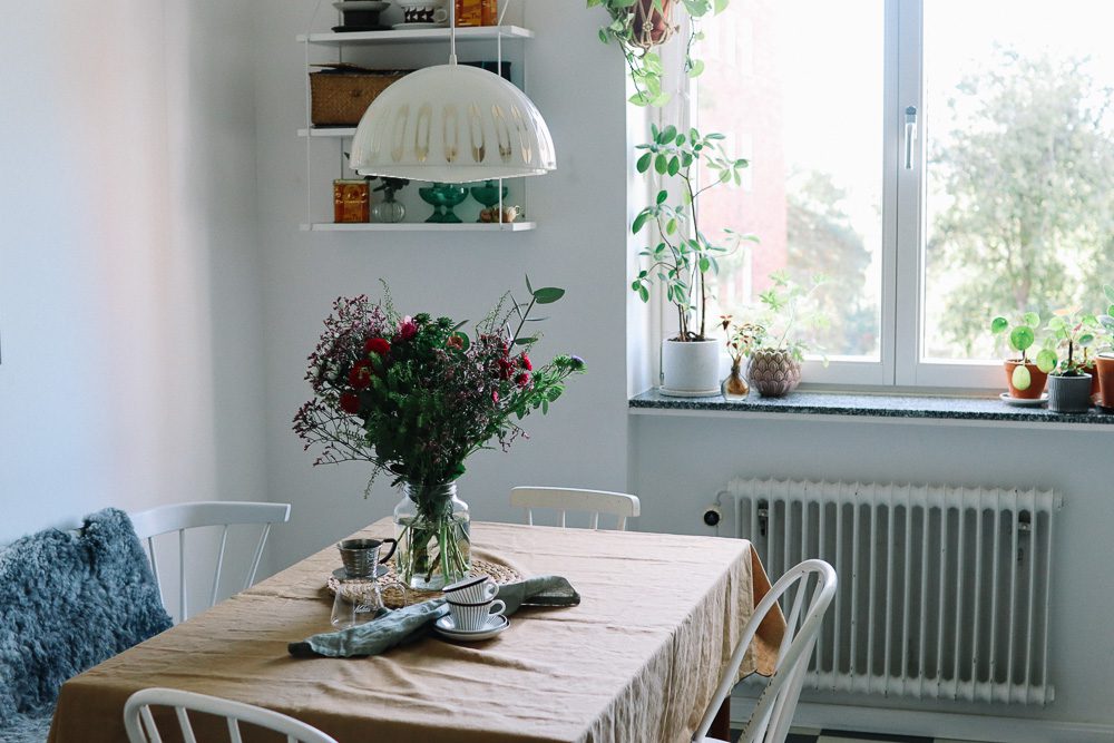 styling stockholm vf studio vintagefabriken 26 Höstens första homestyling i Stockholm med blommiga tapeter, solrosor och höstsol