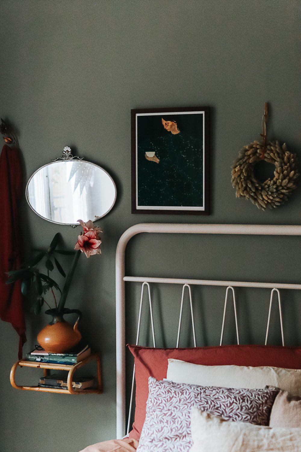 volang linda sovrum 3 Lite jul i sovrummet med amaryllis och handbunden krans